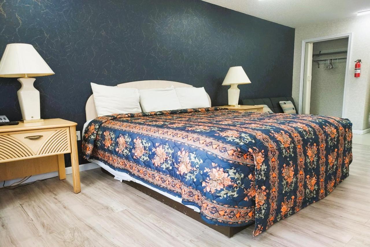 Studio Inn And Suites Галуоей Екстериор снимка