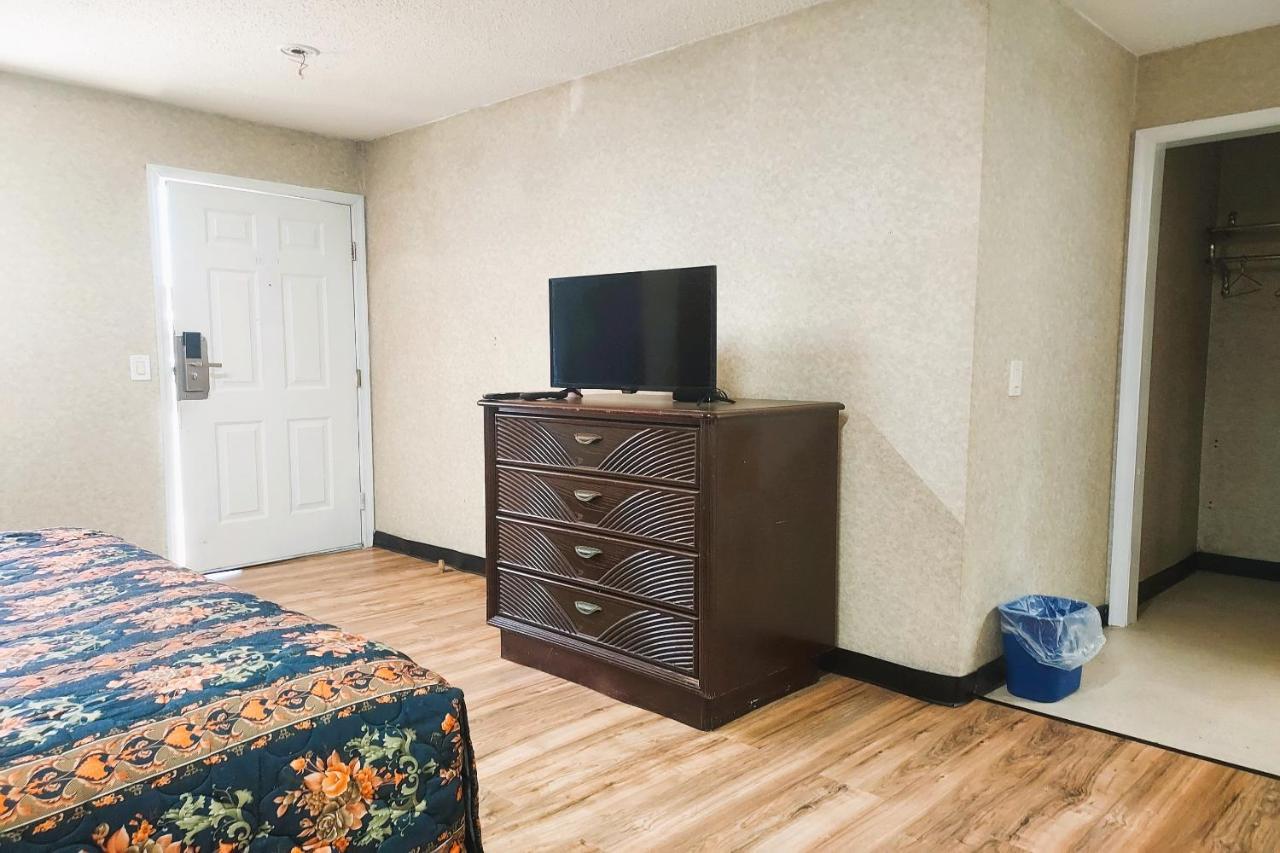 Studio Inn And Suites Галуоей Екстериор снимка