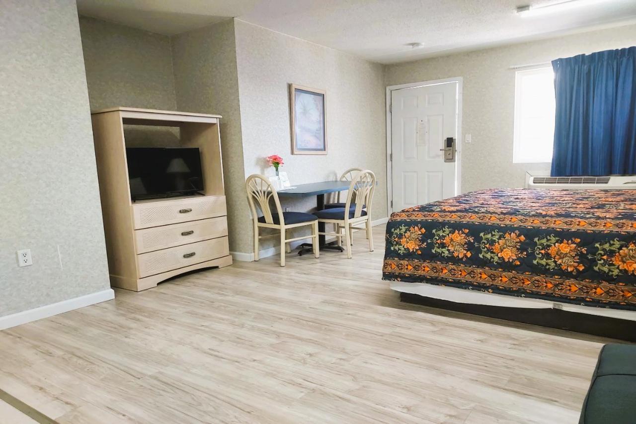 Studio Inn And Suites Галуоей Екстериор снимка