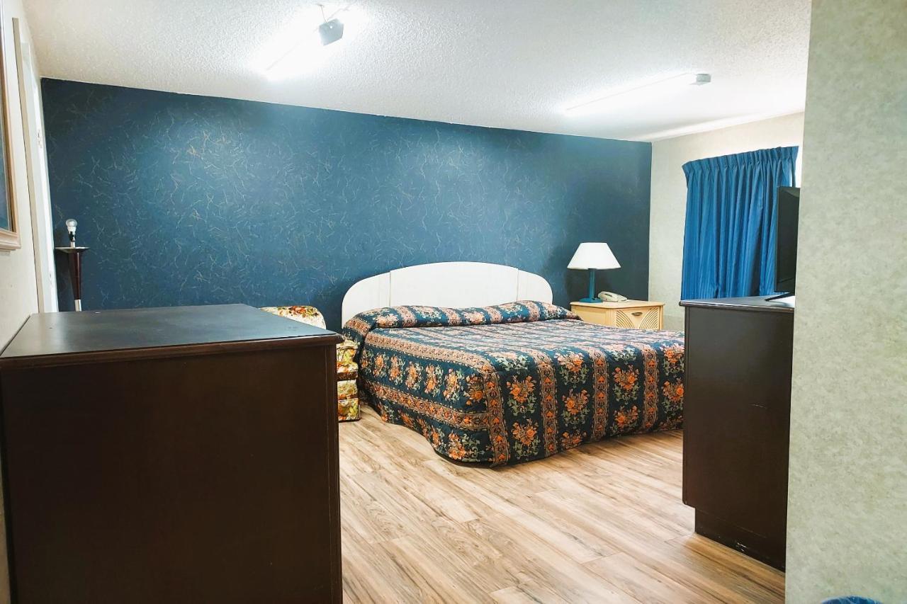 Studio Inn And Suites Галуоей Екстериор снимка