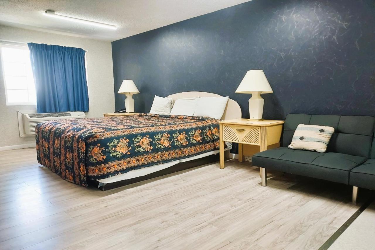 Studio Inn And Suites Галуоей Екстериор снимка