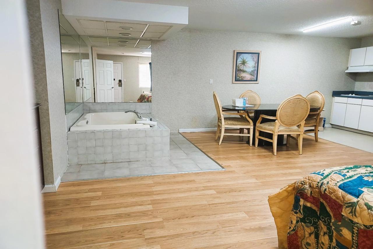 Studio Inn And Suites Галуоей Екстериор снимка