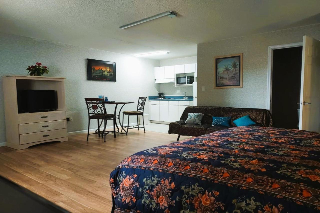 Studio Inn And Suites Галуоей Екстериор снимка