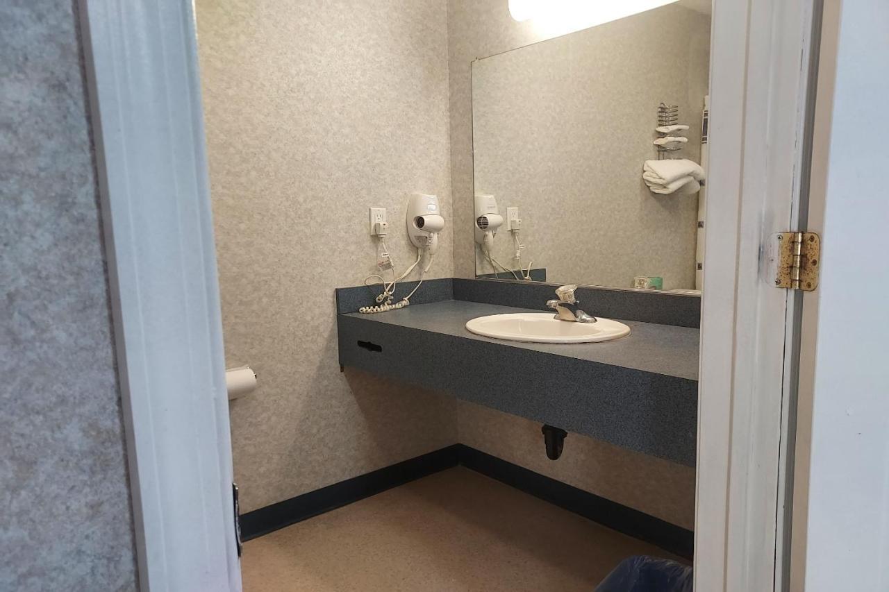 Studio Inn And Suites Галуоей Екстериор снимка