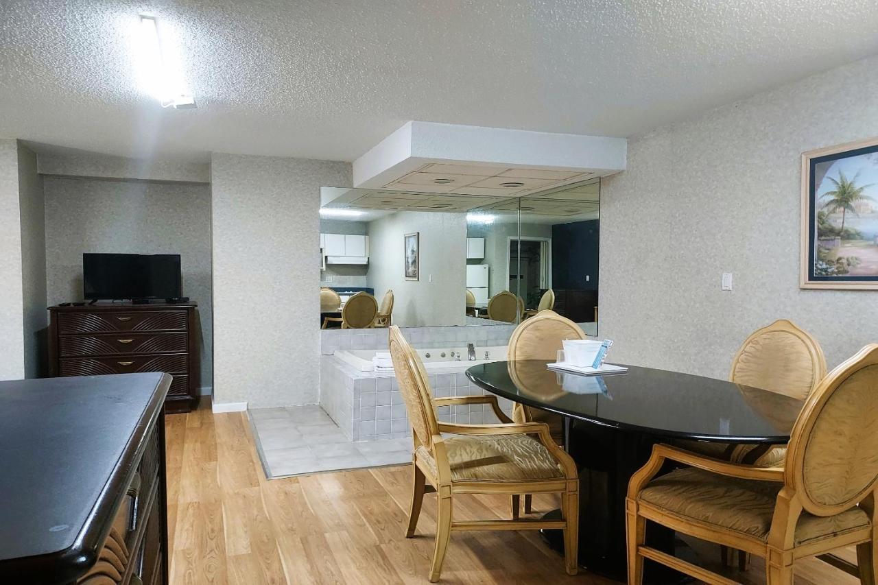 Studio Inn And Suites Галуоей Екстериор снимка