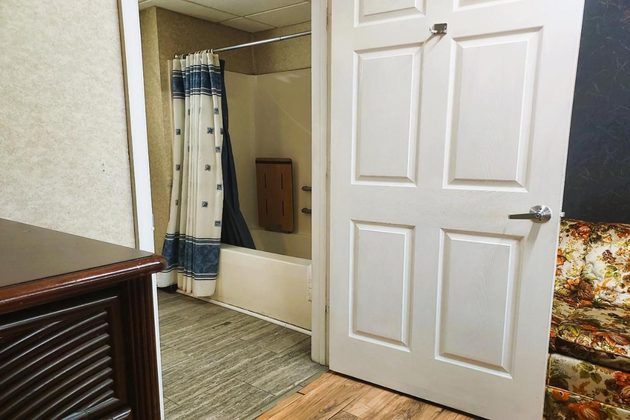 Studio Inn And Suites Галуоей Екстериор снимка