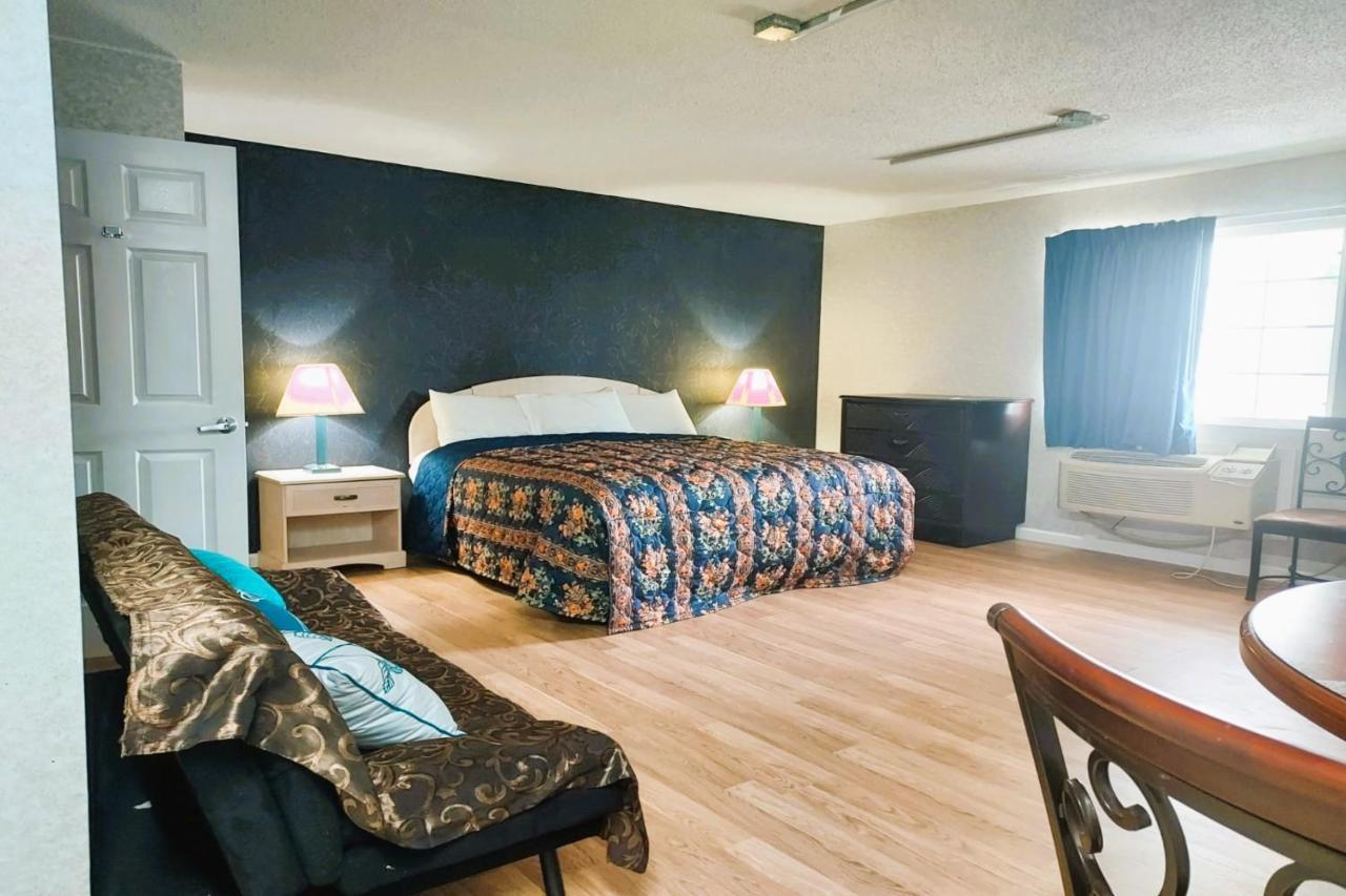 Studio Inn And Suites Галуоей Екстериор снимка