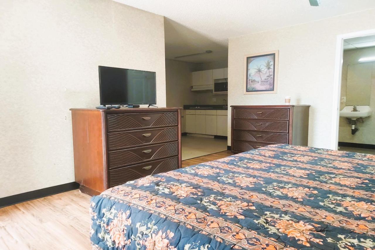 Studio Inn And Suites Галуоей Екстериор снимка