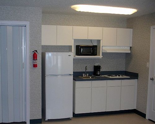 Studio Inn And Suites Галуоей Екстериор снимка